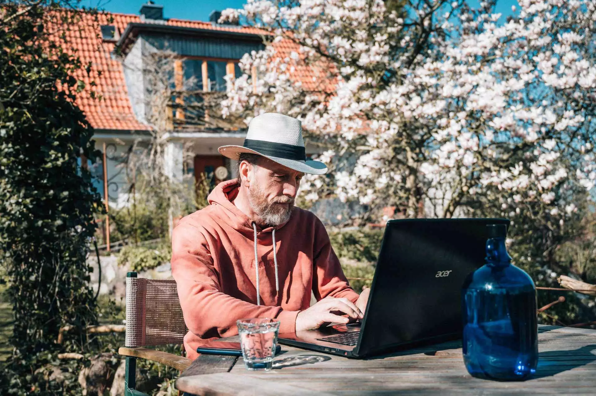 arwed-groen-laptop-am-tisch-madita-karlson-1920x1278